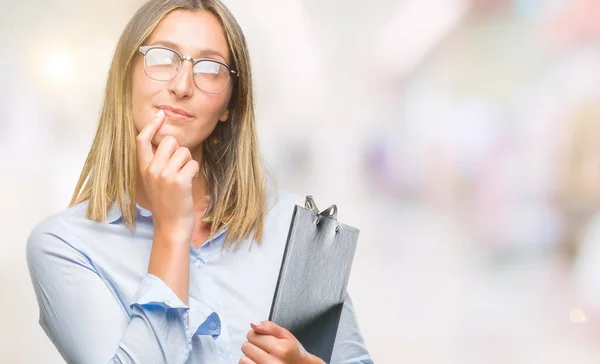 Joven Hermosa Mujer Negocios Inspector Sobre Fondo Aislado Cara Seria —  Fotos de Stock