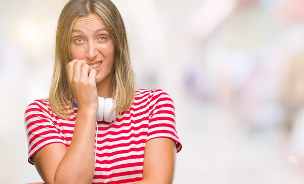 Молода Красива Жінка Слухає Музику Навушниках Над Ізольованим Тлом Виглядає — стокове фото