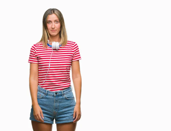 Mujer Hermosa Joven Escuchando Música Con Auriculares Sobre Fondo Aislado — Foto de Stock