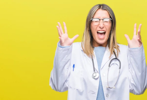 Jonge Mooie Dokter Vrouw Koptelefoon Geïsoleerde Achtergrond Vieren Mad Gek — Stockfoto