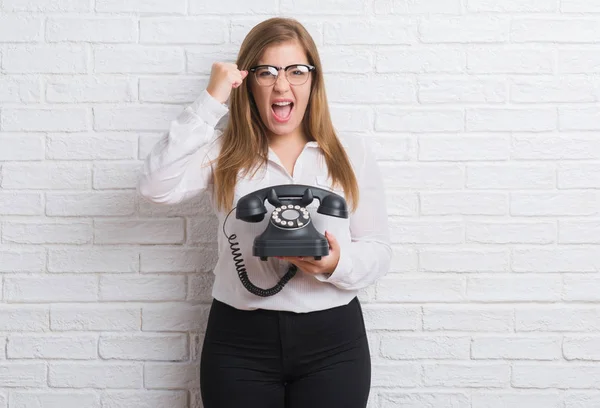 Junge Erwachsene Frau Über Weiße Backsteinmauer Hält Alte Telefon Genervt — Stockfoto