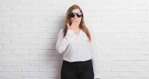 Jonge Volwassen Zakenvrouw Permanent Witte Bakstenen Muur Dragen Zonnebril Cover — Stockfoto