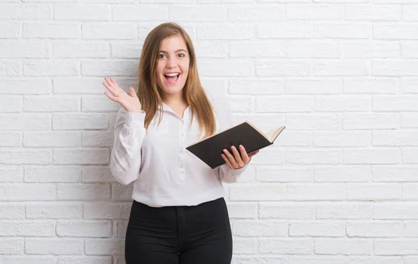 Mujer Adulta Joven Pie Sobre Pared Ladrillo Blanco Leyendo Libro — Foto de Stock