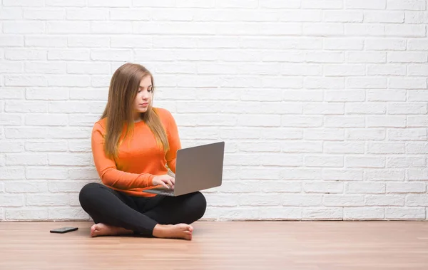 Young Adult Woman Sitting Floor White Brick Wall Using Computer — Stock Photo, Image