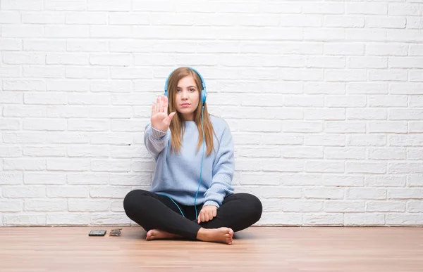 Jonge Volwassen Vrouw Witte Bakstenen Muur Luisteren Muziek Dragen Hoofdtelefoon — Stockfoto