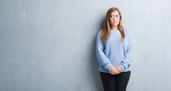 Jonge Volwassen Vrouw Grijs Grunge Muur Dragen Van Bril Scepticus — Stockfoto