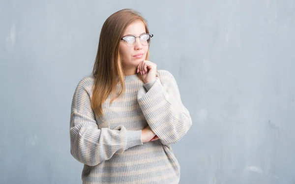 Jonge Volwassen Vrouw Grijs Grunge Muur Dragen Van Bril Ernstige — Stockfoto