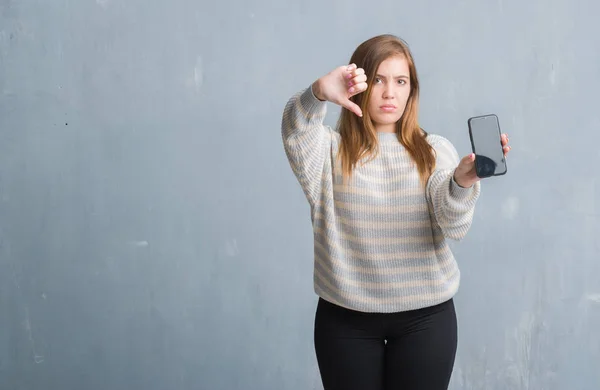 Gri Grunge Genç Yetişkin Kadın Duvar Boş Ekran Smartphone Kızgın — Stok fotoğraf