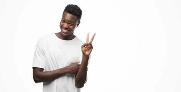 Jonge Afro Amerikaanse Man Dragen Witte Shirt Glimlachend Met Blij — Stockfoto