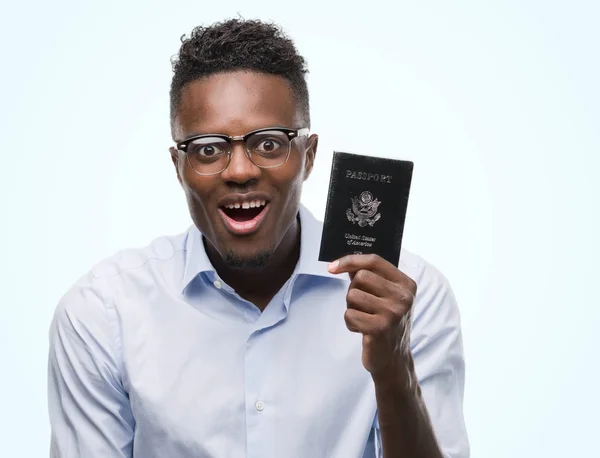 年轻的非洲裔美国人持有美国护照吓坏了震惊与惊讶的脸 害怕和兴奋与恐惧的表情 — 图库照片