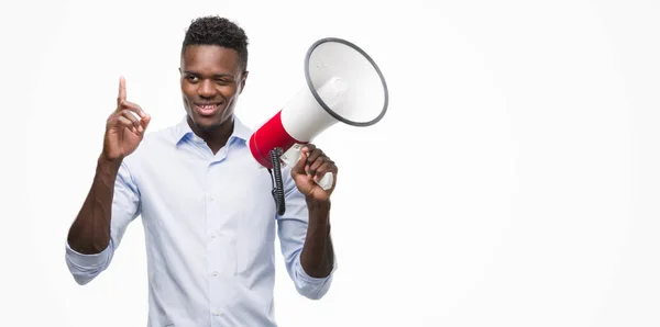 Giovane Uomo Afroamericano Che Tiene Megafono Sorpreso Idea Una Domanda — Foto Stock