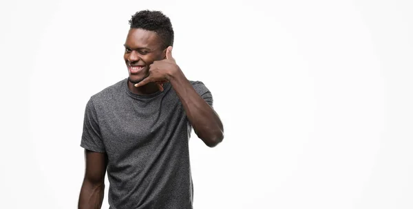 Jovem Afro Americano Vestindo Camiseta Cinza Sorrindo Fazendo Gesto Telefone — Fotografia de Stock