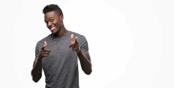 Jonge Afro Amerikaanse Man Grijs Shirt Wijzende Vingers Naar Camera — Stockfoto