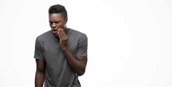 Jonge Afro Amerikaanse Man Dragen Grijs Shirt Aan Raken Mond — Stockfoto