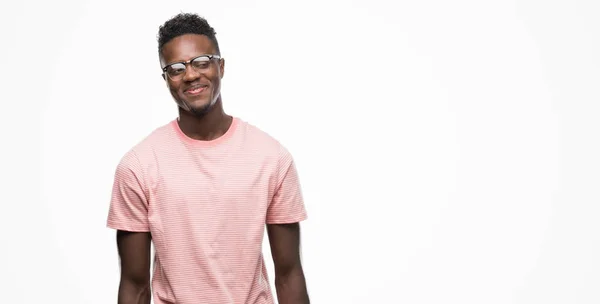 Joven Hombre Afroamericano Vistiendo Camiseta Rosa Sonriendo Mirando Lado Mirando — Foto de Stock