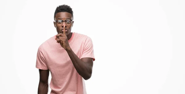 Afro Amerikai Fiatalember Visel Rózsaszín Póló Kérdezés Hoz Csendes Ujjával — Stock Fotó