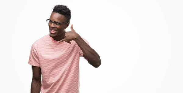 Pembe Shirt Giyen Genç Afro Amerikan Erkek Gülümseyen Parmak Telefonda — Stok fotoğraf