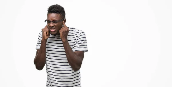 Joven Afroamericano Con Gafas Camiseta Azul Marino Cubriendo Las Orejas — Foto de Stock