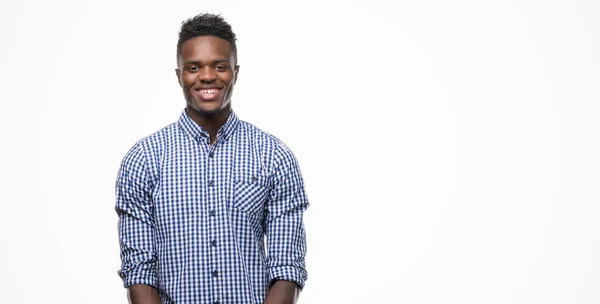 Joven Hombre Afroamericano Vistiendo Camisa Azul Con Una Sonrisa Alegre —  Fotos de Stock