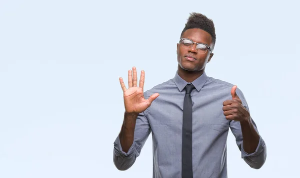 Joven Hombre Negocios Afroamericano Sobre Fondo Aislado Mostrando Apuntando Hacia —  Fotos de Stock