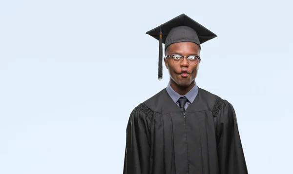 年轻毕业的非洲裔美国人在孤立的背景下做鱼脸与嘴唇 疯狂和滑稽的手势 滑稽的表达 — 图库照片