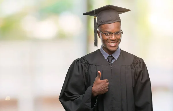 若い幸せな親指の手でジェスチャーをしている孤立した背景にアフリカ系アメリカ人を卒業しました 成功を示すと カメラを見て式を承認します — ストック写真