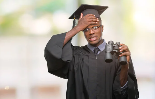 Młody Absolwent African American Człowiek Poszukuje Pracy Pomocą Lornetki Podkreślił — Zdjęcie stockowe