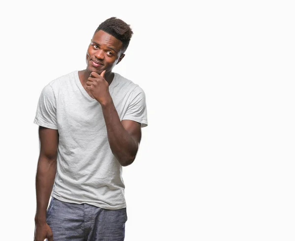 Hombre Afroamericano Joven Sobre Fondo Aislado Con Mano Barbilla Pensando — Foto de Stock