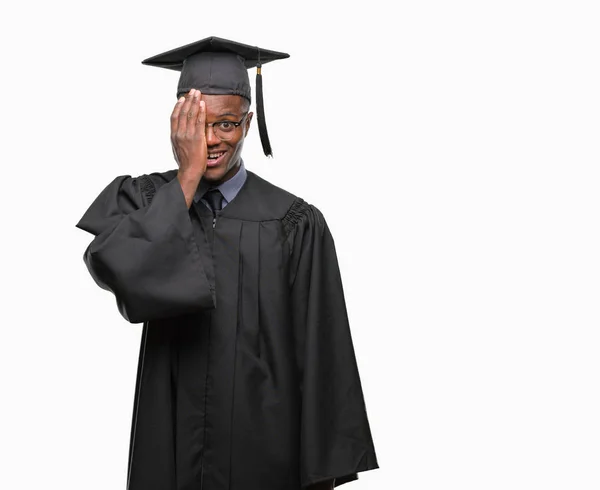 年轻毕业的非洲裔美国人在孤立的背景下覆盖一只眼睛与信心的脸上充满自信的笑容和惊喜的情绪 — 图库照片