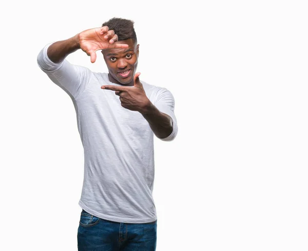 Joven Hombre Afroamericano Sobre Fondo Aislado Sonriendo Haciendo Marco Con — Foto de Stock