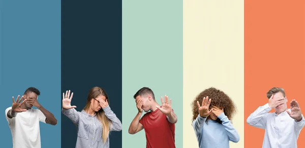 Gruppe Von Menschen Über Vintage Farben Hintergrund Bedecken Augen Mit — Stockfoto