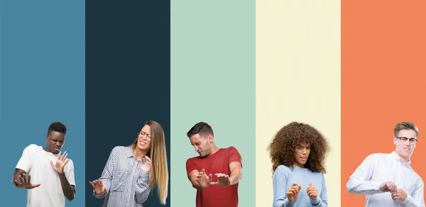 Gruppe Von Menschen Über Vintage Farben Hintergrund Angeekelten Ausdruck Unzufrieden — Stockfoto