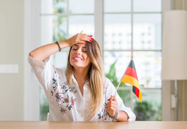 Jovem Mulher Casa Segurando Bandeira Alemanha Estressado Com Mão Cabeça — Fotografia de Stock