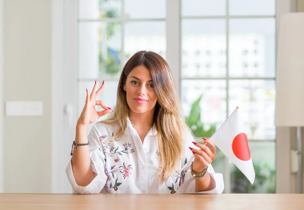Молодая Женщина Дома Флагом Японии Делает Хорошо Знак Пальцами Отличный — стоковое фото