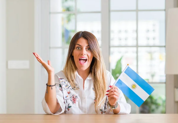 Mladá Žena Doma Drží Vlajky Argentinské Velmi Šťastný Nadšený Vítěz — Stock fotografie