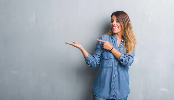 Joven Mujer Adulta Sobre Pared Gris Grunge Vistiendo Traje Mezclilla — Foto de Stock