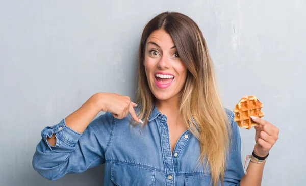 Joven Mujer Adulta Sobre Gris Grunge Pared Comiendo Bélgica Waffle — Foto de Stock