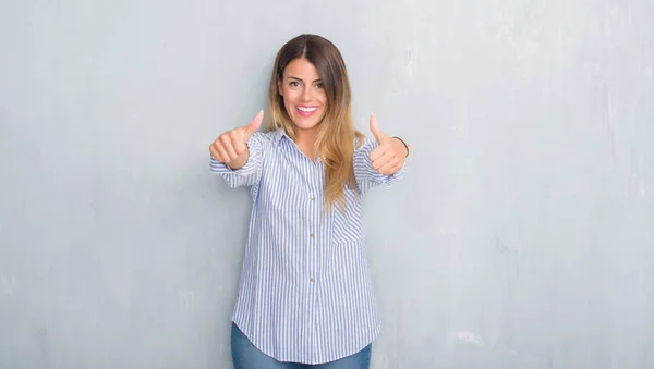 Mujer Adulta Joven Sobre Pared Grunge Gris Que Usa Ropa — Foto de Stock