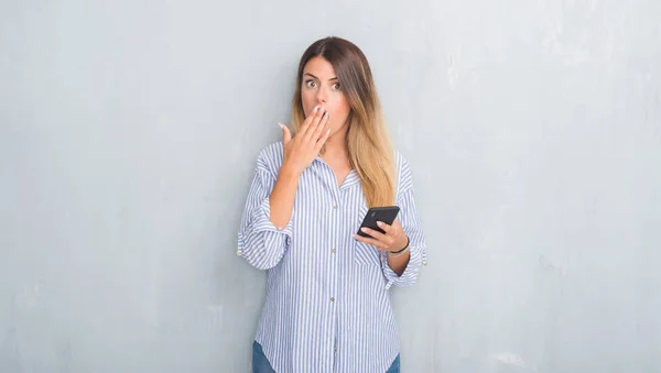 Junge Erwachsene Frau Über Graue Grunge Wand Die Auf Das — Stockfoto