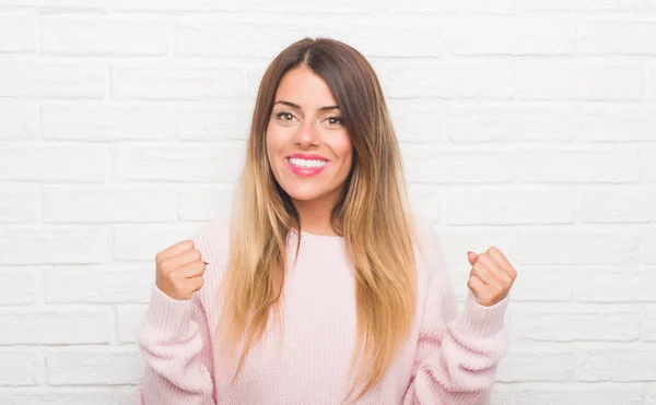 Mujer Adulta Joven Sobre Pared Ladrillo Blanco Con Traje Invierno — Foto de Stock