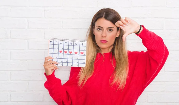 Jovem Mulher Adulta Sobre Parede Tijolo Branco Segurando Calendário Período — Fotografia de Stock