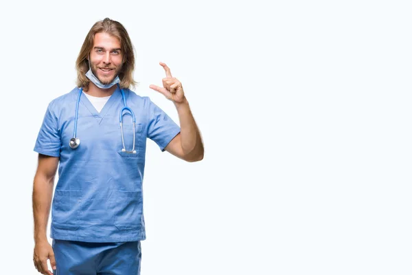 Joven Hombre Médico Guapo Con Pelo Largo Sobre Fondo Aislado —  Fotos de Stock