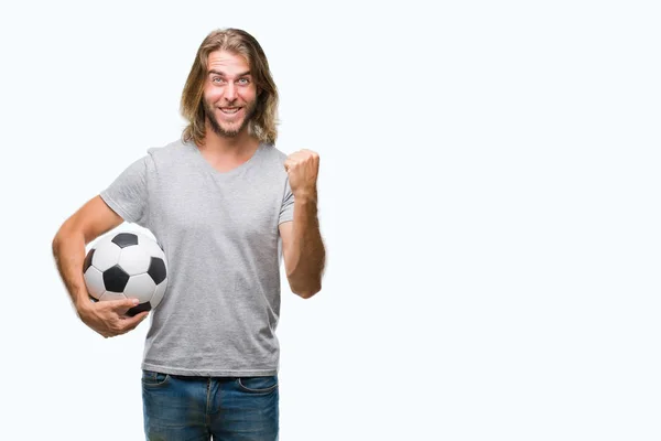 感情を応援サッカー ボールの誇りに思って叫んでと勝利と非常に興奮して 成功を祝ってを保持分離の背景の上の長い髪の若いハンサムな男 — ストック写真