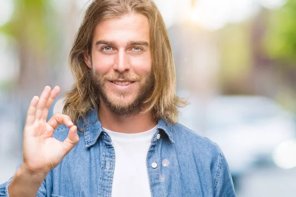 Homem Bonito Jovem Com Cabelos Longos Sobre Fundo Isolado Sorrindo — Fotografia de Stock