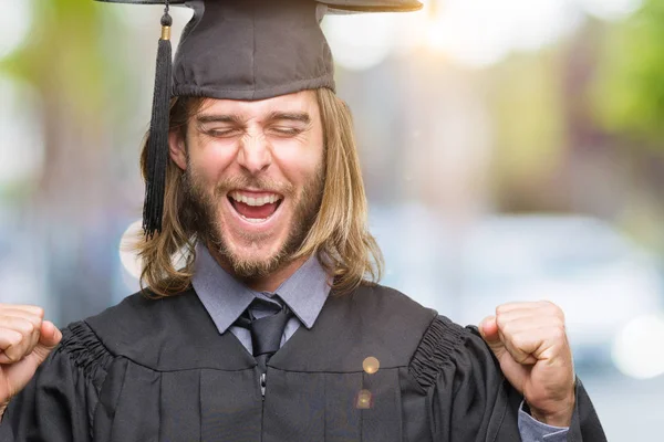 Joven Hombre Apuesto Graduado Con Pelo Largo Sobre Fondo Aislado — Foto de Stock