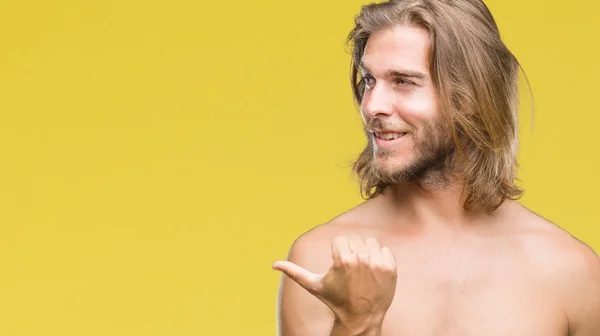 Genç Yakışıklı Gömleksiz Adam Uzun Saçlı Seksi Vücut Seyir Başparmak — Stok fotoğraf