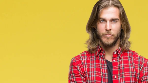 Junger Gutaussehender Mann Mit Langen Haaren Über Isoliertem Hintergrund Skeptisch — Stockfoto