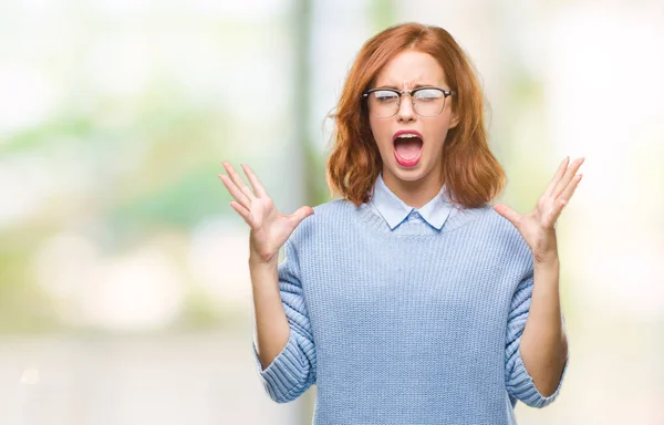 Ung Vakker Kvinne Med Isolert Bakgrunn Med Vintergenser Som Feirer – stockfoto