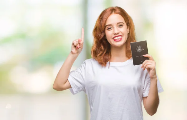 Jovem Bela Mulher Segurando Passaporte Austrália Sobre Fundo Isolado Surpreso — Fotografia de Stock