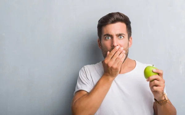 Guapo Joven Sobre Gris Pared Grunge Comer Verde Manzana Cubierta — Foto de Stock